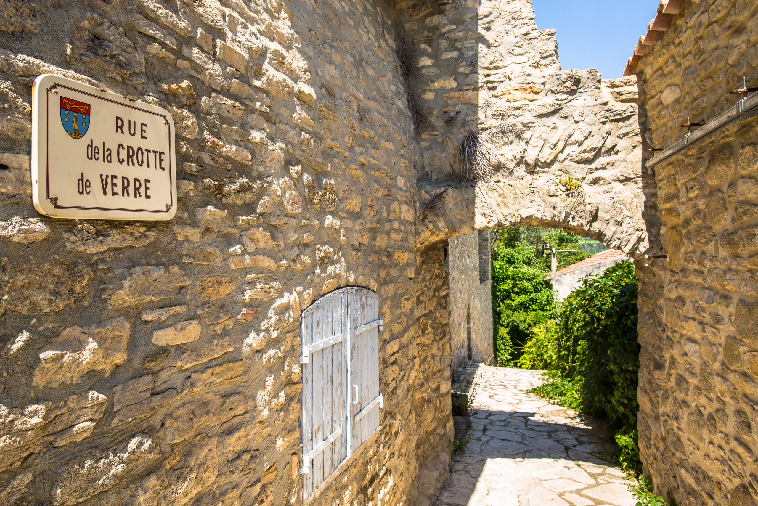 Calade et maison en pierre dans le village de Faucon.