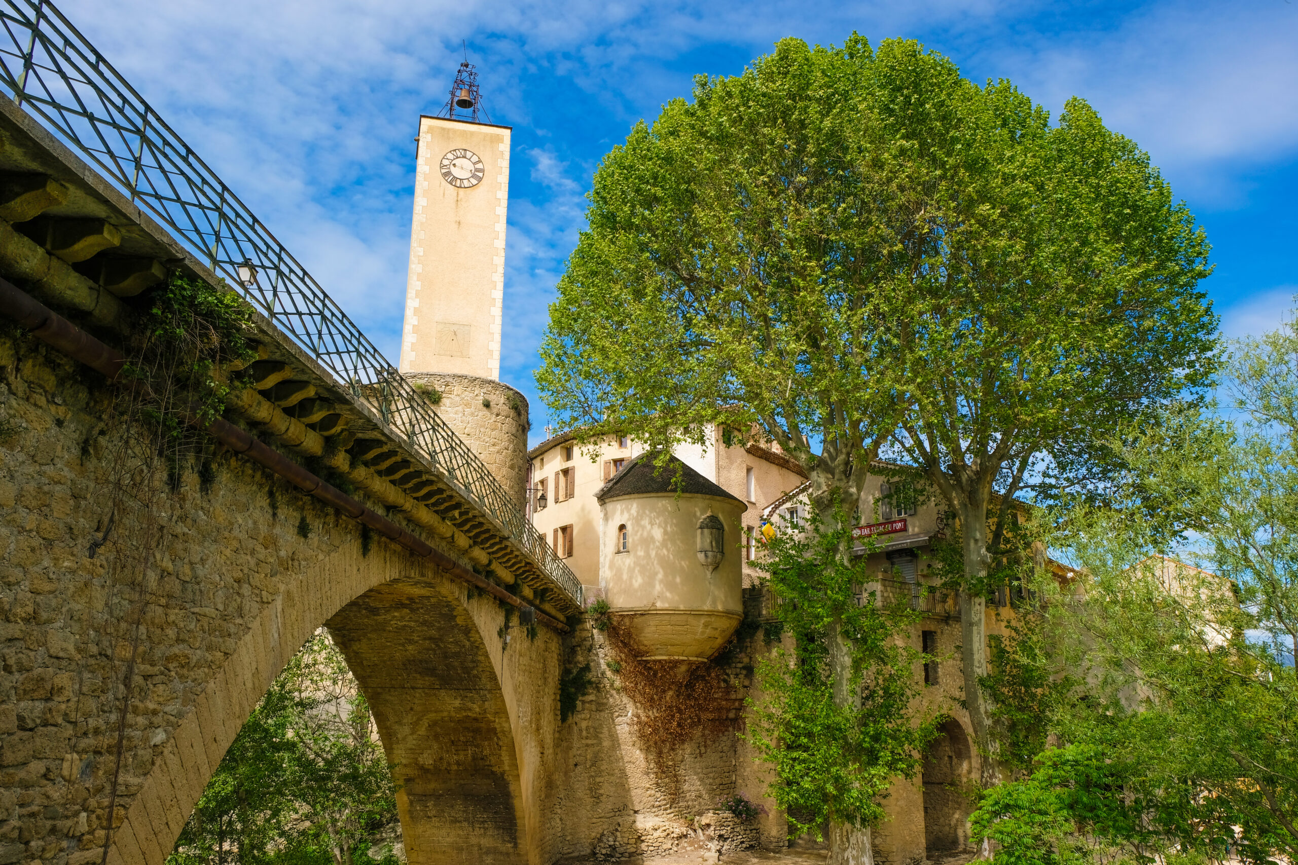 Vue du pont de Mollans-sur-Ouvèze depuis la rivière.