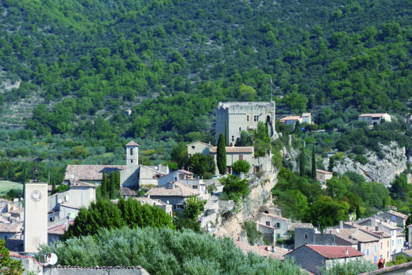 Vue éloignée de Mollans-sur-Ouvèze avec vue sur château.