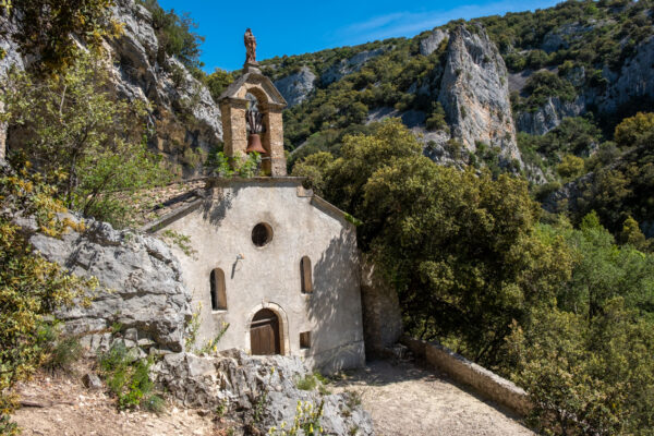 Chapelle de Mollans-sur-Ouvèze entre les rochers