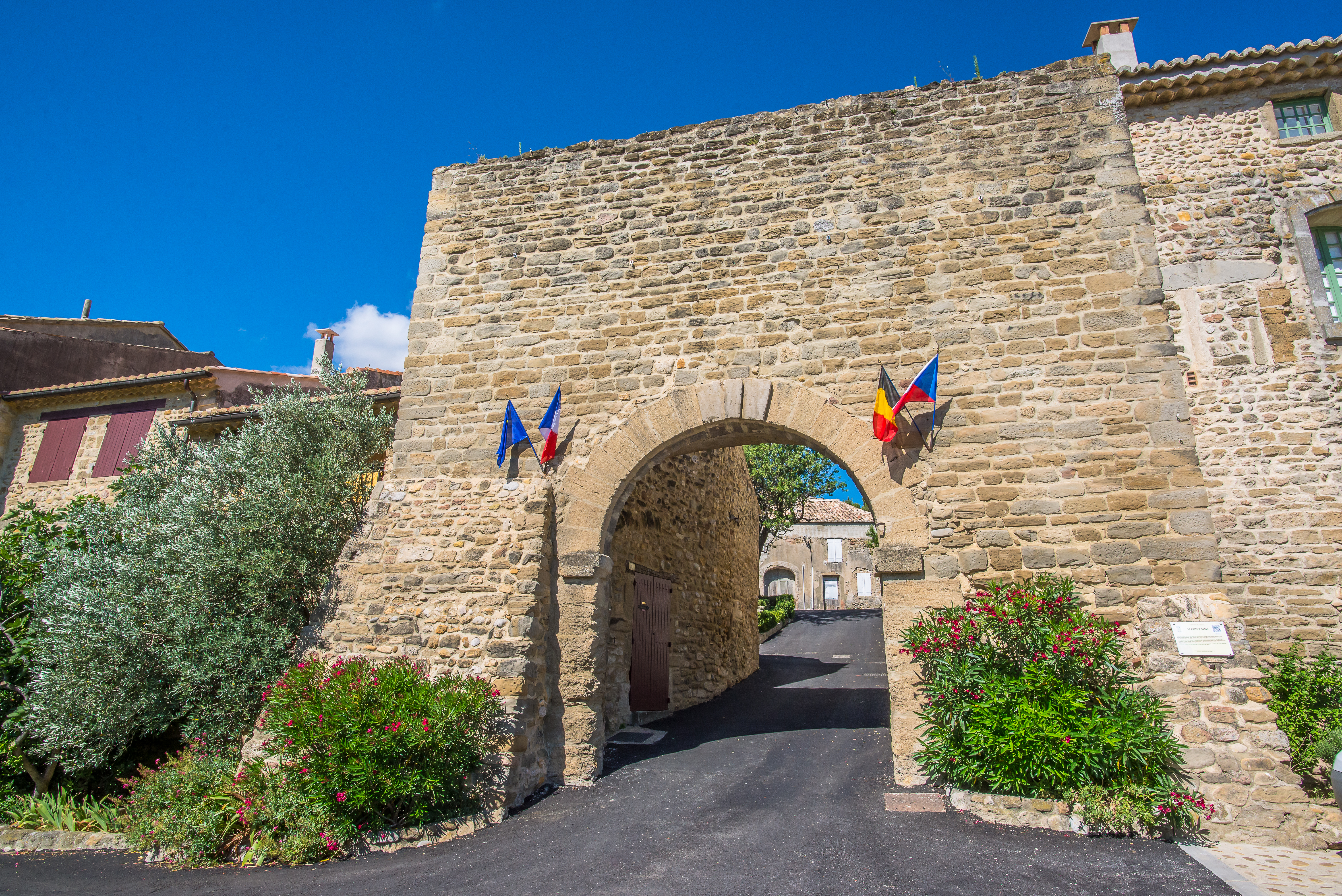 Porte des remparts de Cairanne