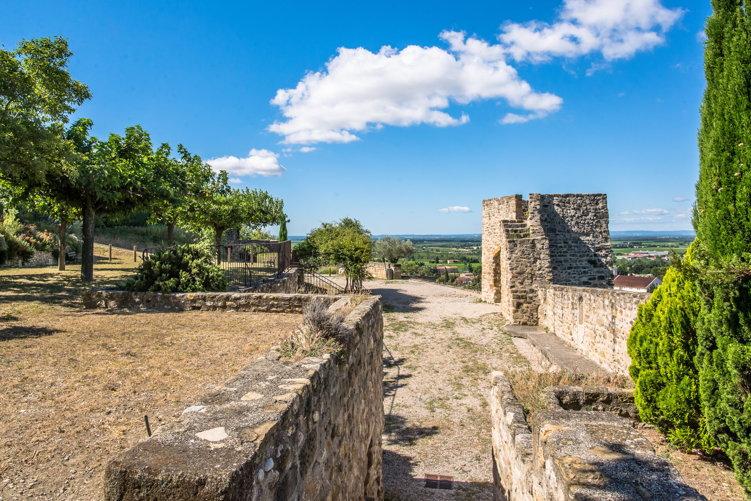 Vue sur les hauteurs de Cairanne et ses remparts.