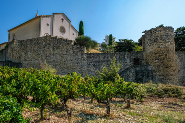 Vue sur les vignes et église de Cairanne en hauteur.