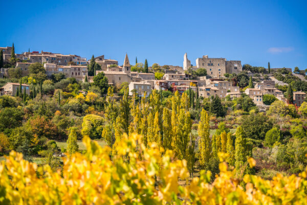 Vue de Crestet depuis le bas de la colline.