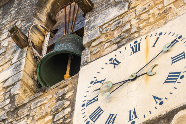 Zoom sur cloche et horloge de l'église de Crestet.