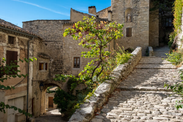 Calades dans le vieux village de Crestet.