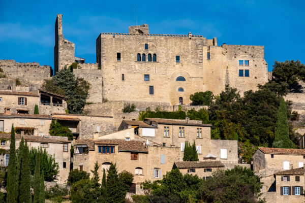 Vue sur le vieux village de Crestet avec le château.