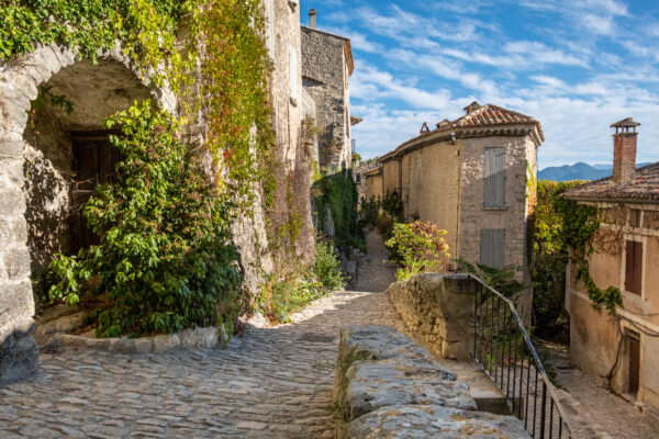 Calades dans le vieux village de Crestet.