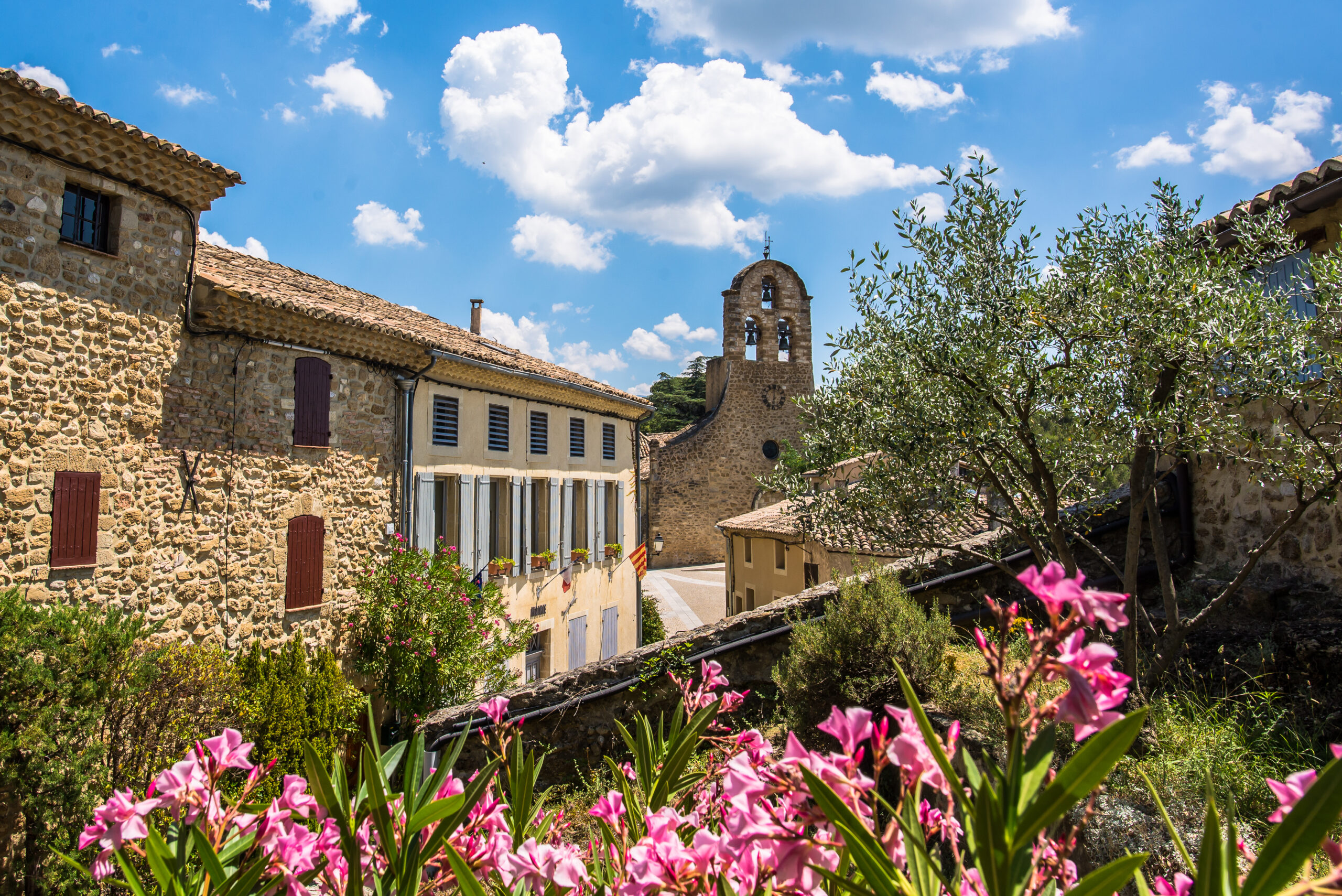 Vue de Puyméras avec maisons et clocher en forme de "chapeau de gendarme".