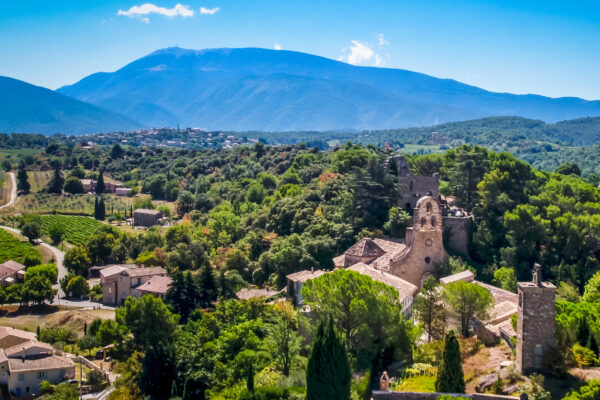 Vue de Puyméras prise avec un drône avec le Ventoux au loin.