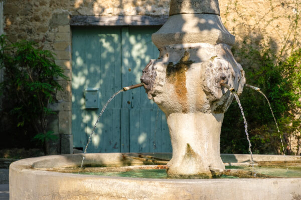 Gros plan sur la fontaine de Puyméras.