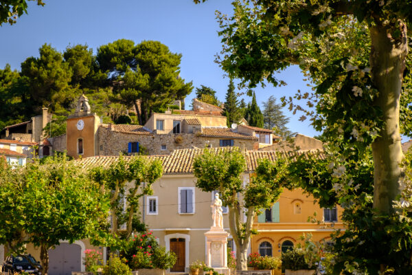 Vue sur les maisons colorées du vieux-village de Rasteau.