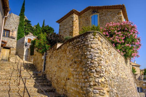 Escalier, jardin fleuri et murs en vieilles pierres à Rasteau.