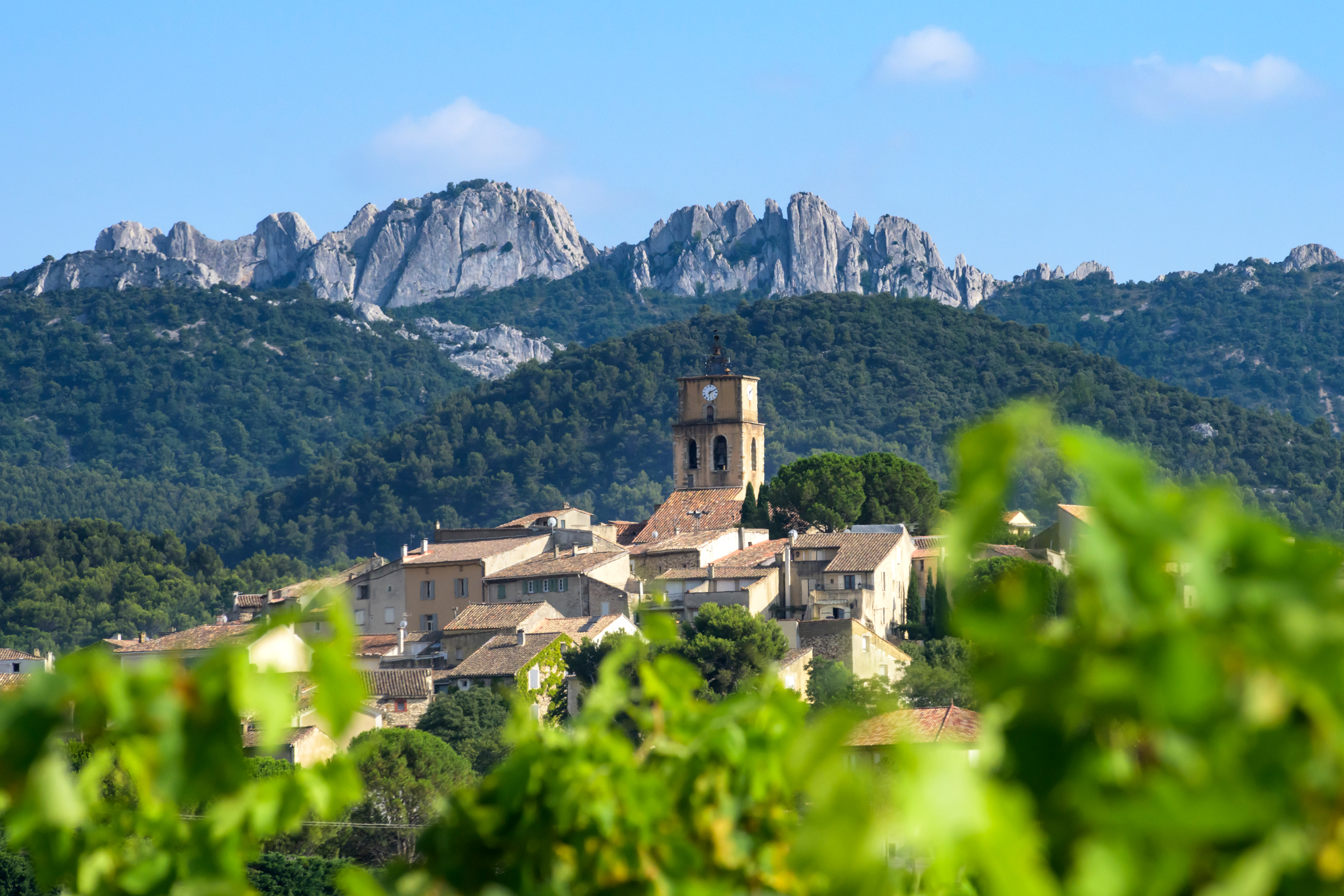 Village de Sablet devant les Dentelles de Montmirail