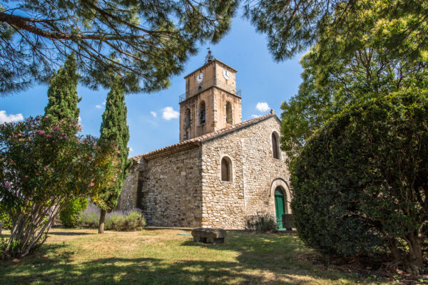 Eglise de Sablet avec jardins.