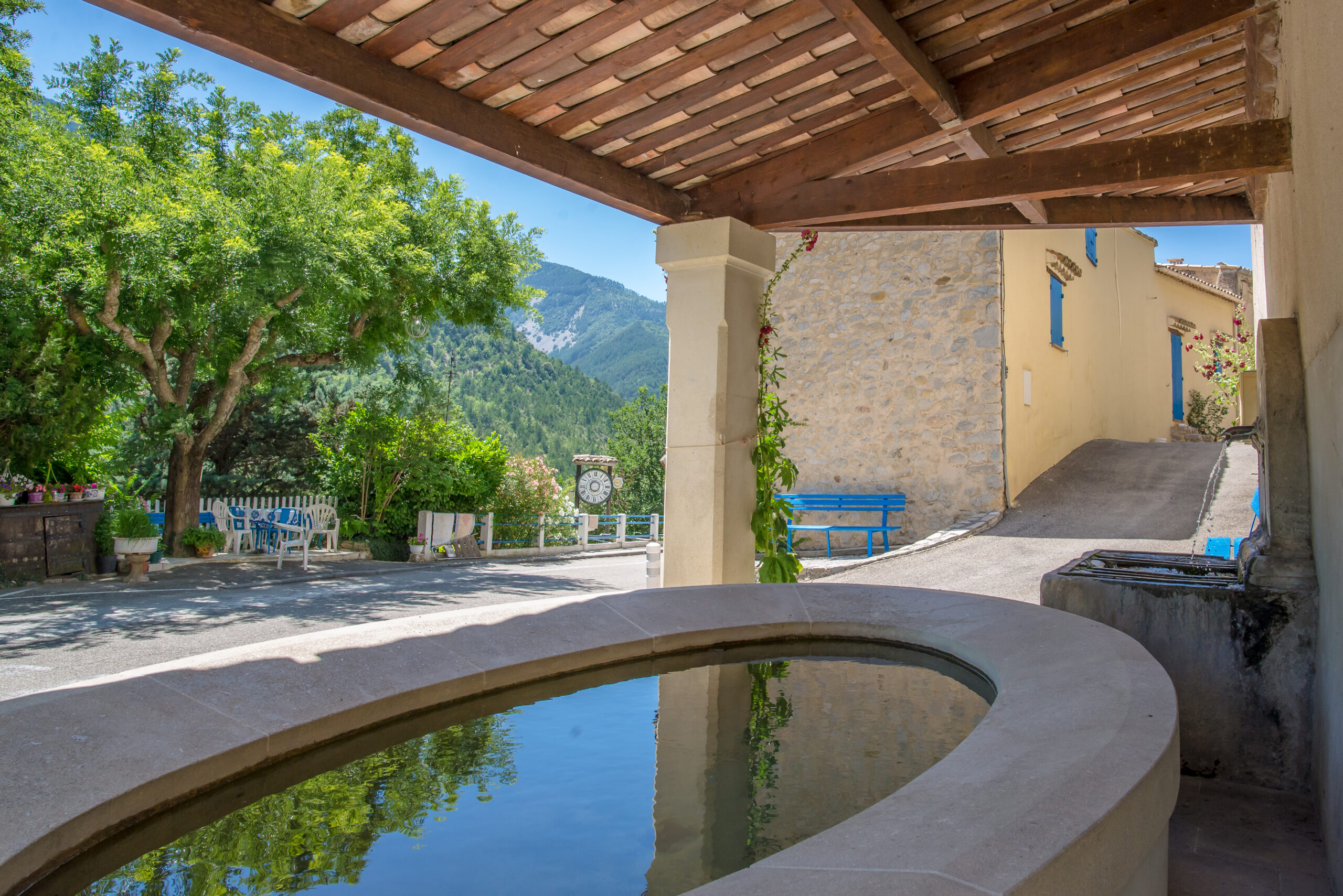 Lavoir ovale de Saint-Léger-du-Ventoux.