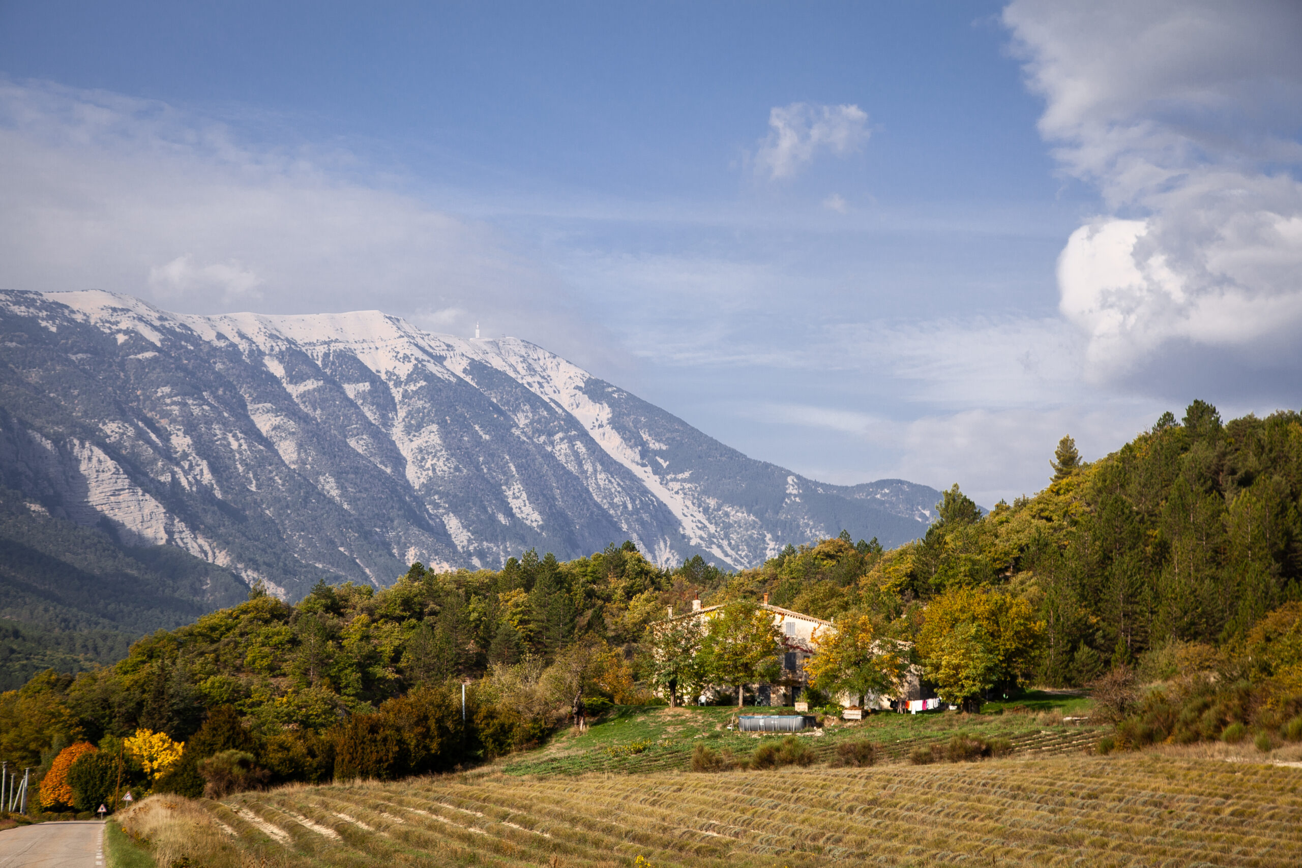 Vue sur le Ventoux depuis le village de Saint-Léger-du-Ventoux.