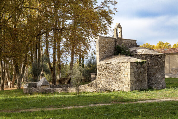 Chapelle romane de Saint-Marcellin-Lès-Vaison dans un cadre de verdure