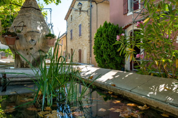 Vue sur la fontaine de Buisson, place principale.