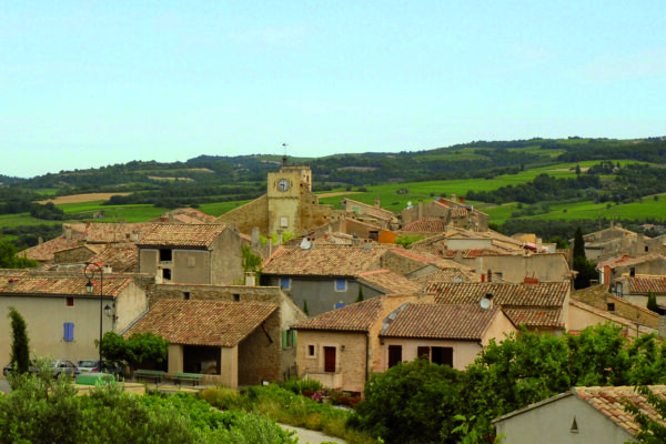 Vue sur village de Buisson et collines environnantes.