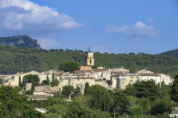 Vue sur le village de Sablet, entouré de végétation et forêt