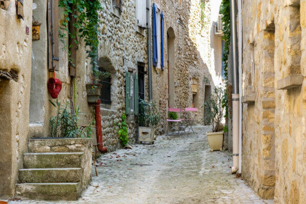 Calade et maisons en pierre dans le coeur de village de Saint-Romain-en-Viennois.