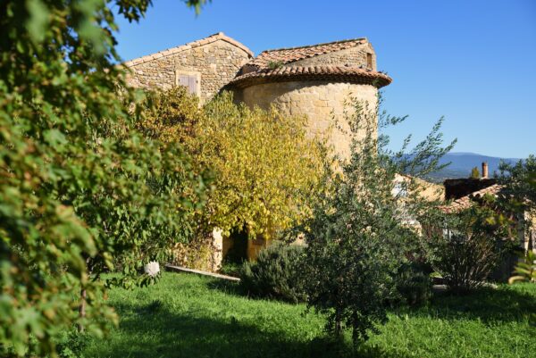 Maison avec une tour dans le village de Saint-Roman-de-Malegarde