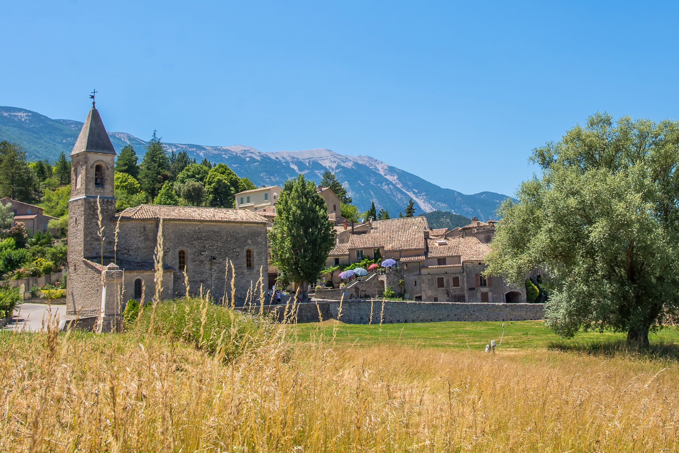 Vue sur le village de Savoillans avec l'église au premier plan, et le Mont Ventoux à l'arrière.