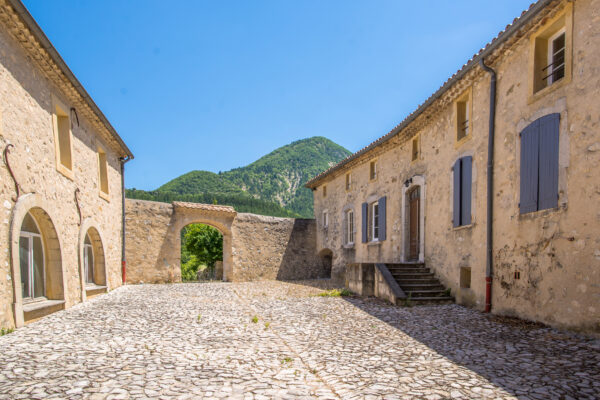 Cour pavée dans un bâtiment historique du village.