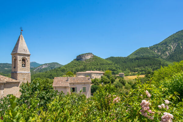 Vue sur les paysages autour de Savoillans, avec le clocher de l'église sur la gauche.