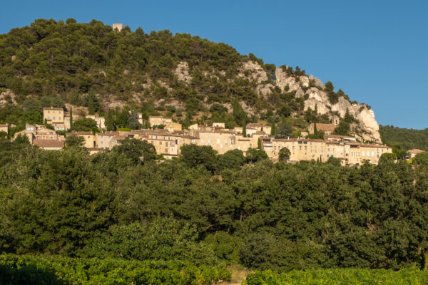 Vue lointaine du village de Séguret classé Plus beau village de France.