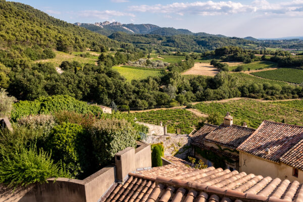 Vue sur les paysages autour de Séguret avec les Dentelles de Montmirail en arrière plan.