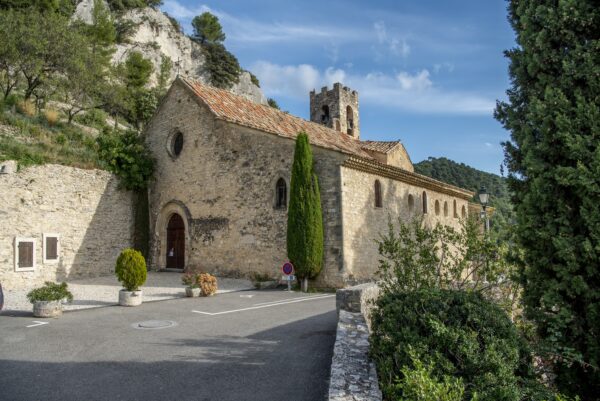 Entrée de l'église de Séguret située en haut du village.