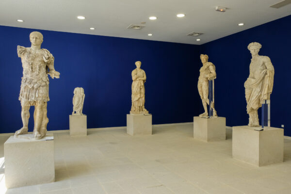 Vue sur cinq statues romaines exposées au musée archéologique Théo Desplans de Vaison-la-Romaine.