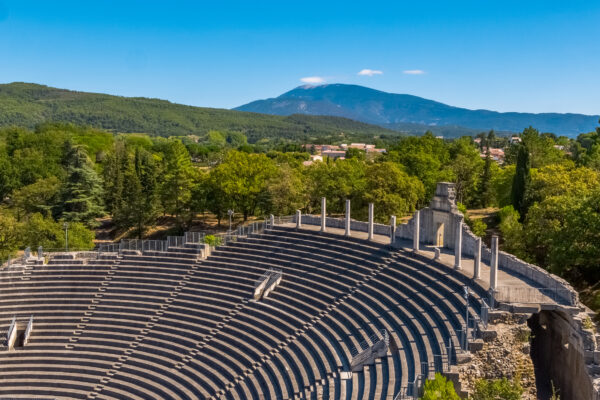 Vue aérienne des gradins du théâtre antique de Vaison-la-Romaine.