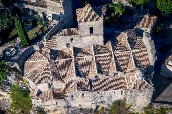 Vue aérienne du toit de l'église de la Haute-Ville de Vaison-la-Romaine.