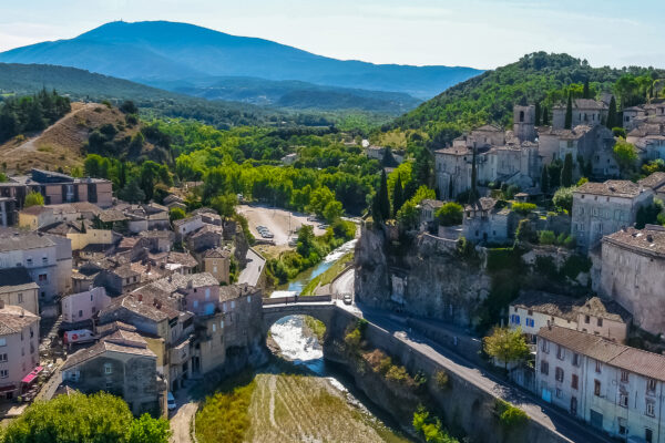 Vue aérienne du célèbre pont romain de Vaison-la-Romaine qui surplombe la rivière Ouvèze.