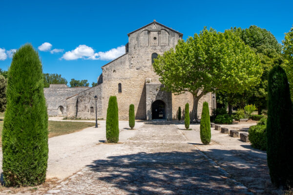 Vue de la façade et de l'entrée de la cathédrale Notre-dame-de-Nazareth de Vaison-la-Romaine.