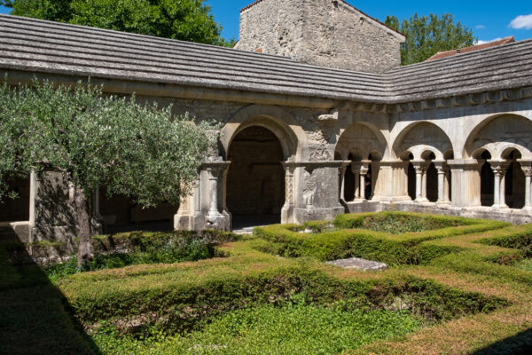 Vue sur le cloître de la cathédrale Notre-dame-de-Nazareth de Vaison-la-Romaine.