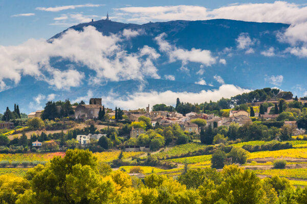 Vue sur le village de Villedieu avec le Mont Ventoux en arrière plan.