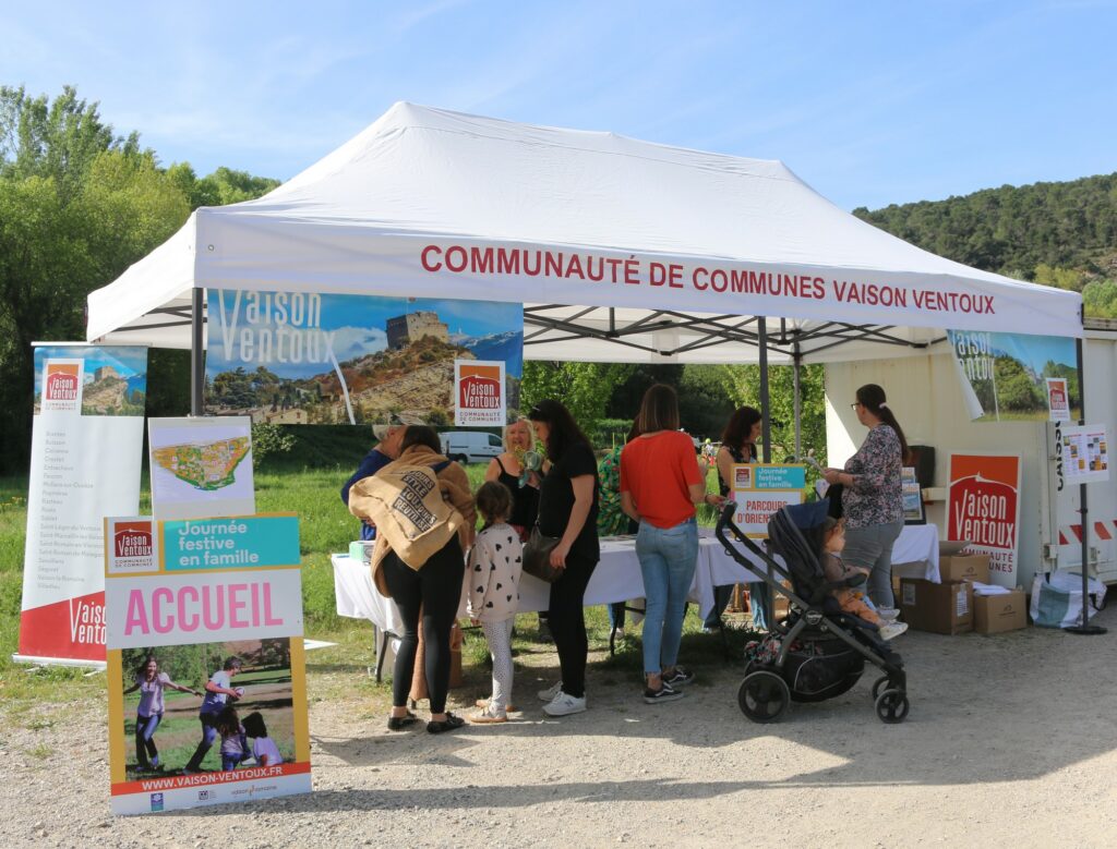 Stand d'accueil de la Communauté de communes Vaison Ventoux lors de la journée festive en famille 2024.