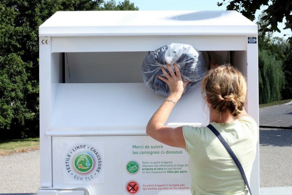 Visuel d'une borne destinée à la collecte des textiles usagés.