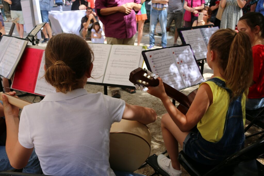 L'Ensemble de guitares classiques se produit en public lors d'un concert en plein air.