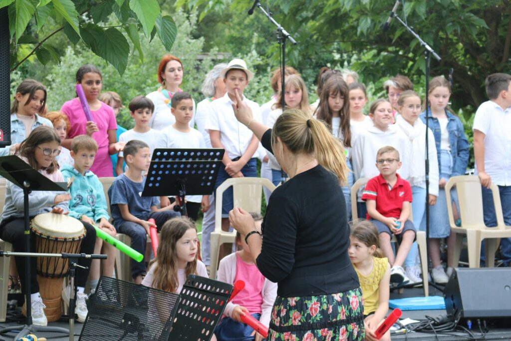 L'Ensemble percussions-chant se produit en public lors d'un concert en plein air.