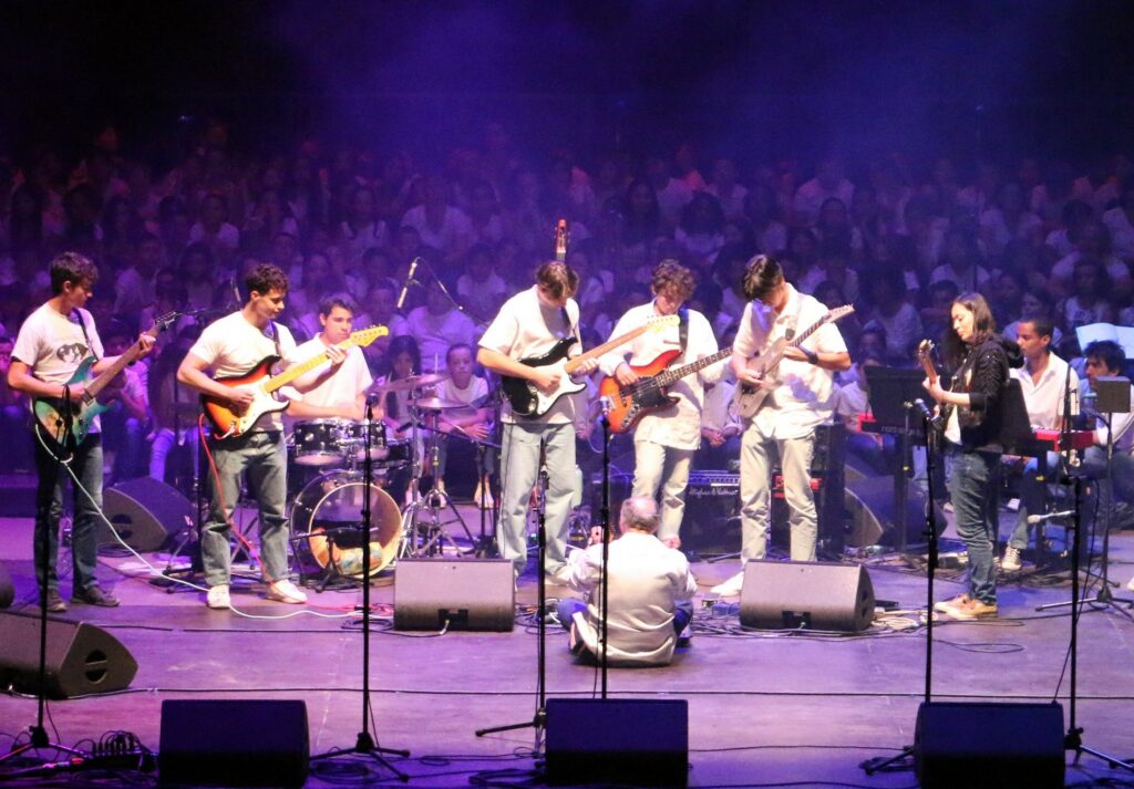 Le groupe de guitares électriques lors d'un concert de l'école de musique au théâtre antique de Vaison-la-Romaine.