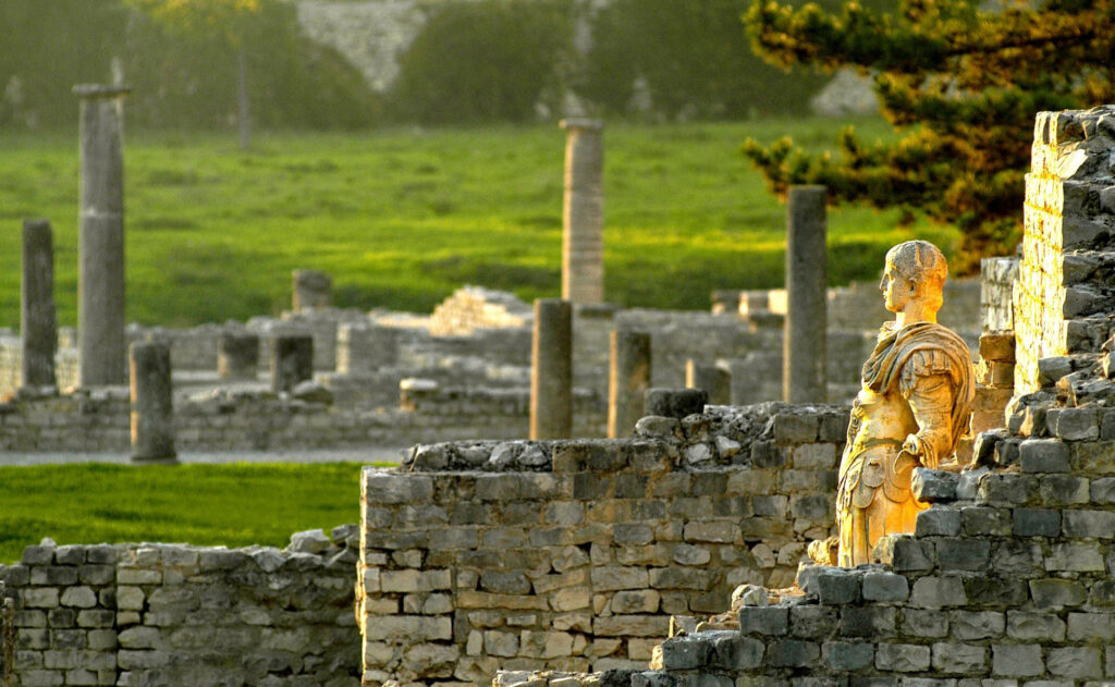 Vue sur les sites antiques de La Villasse, avec la statue de l'empereur Hadrien.