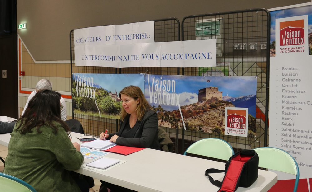 Stand du service développent économique de la communauté de communes lors d'un forum pour l'emploi.