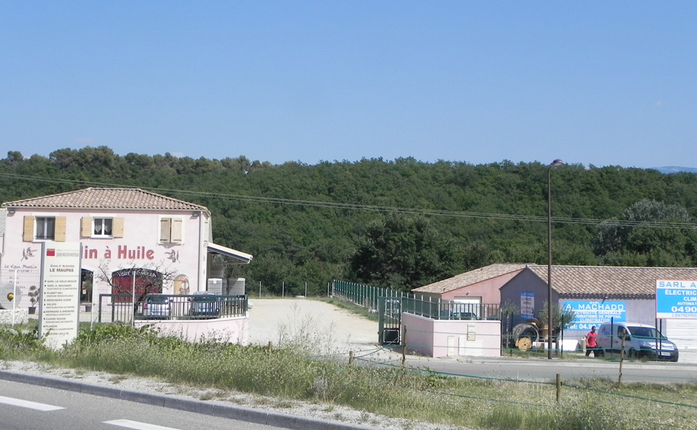 Vue de la zone d'activités du Maupas à Puyméras