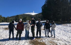 Des adolescent lors d'une sortie hivernale au Mont Ventoux.