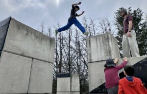 Un adolescent du Club Jeunes effectuant un parcours urbain.